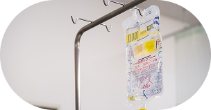 吊るされている輸液パックのイメージ