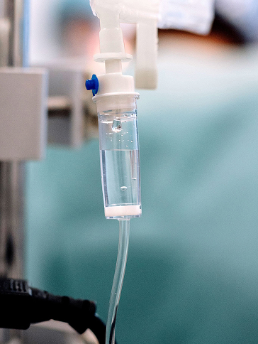 点滴筒を流れる薬液の滴