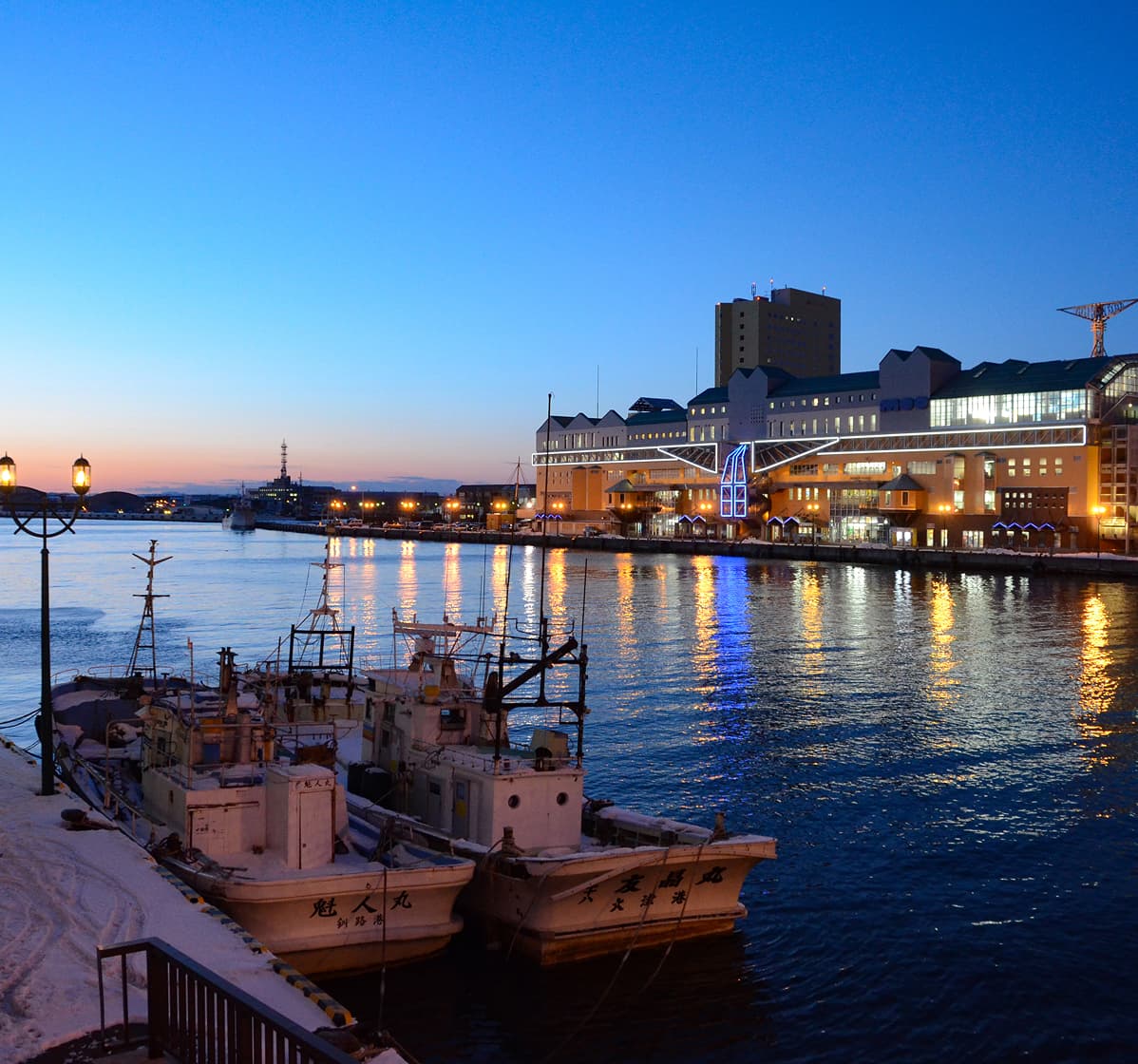 歴史的な港町の風景