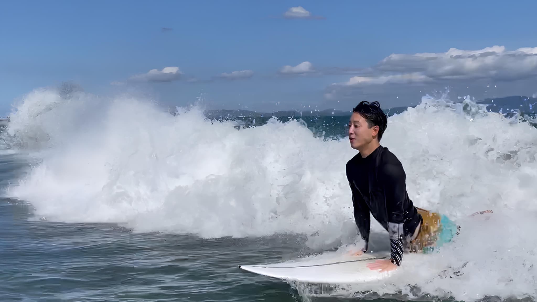 サーフィンを楽しむ社員