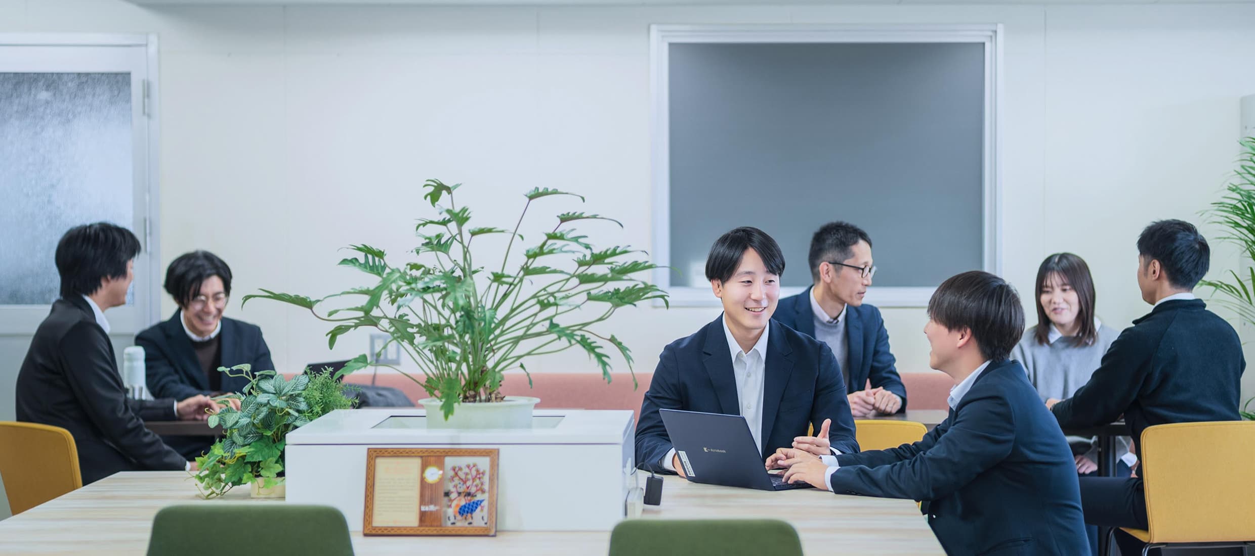 社員が並んで歩っている写真