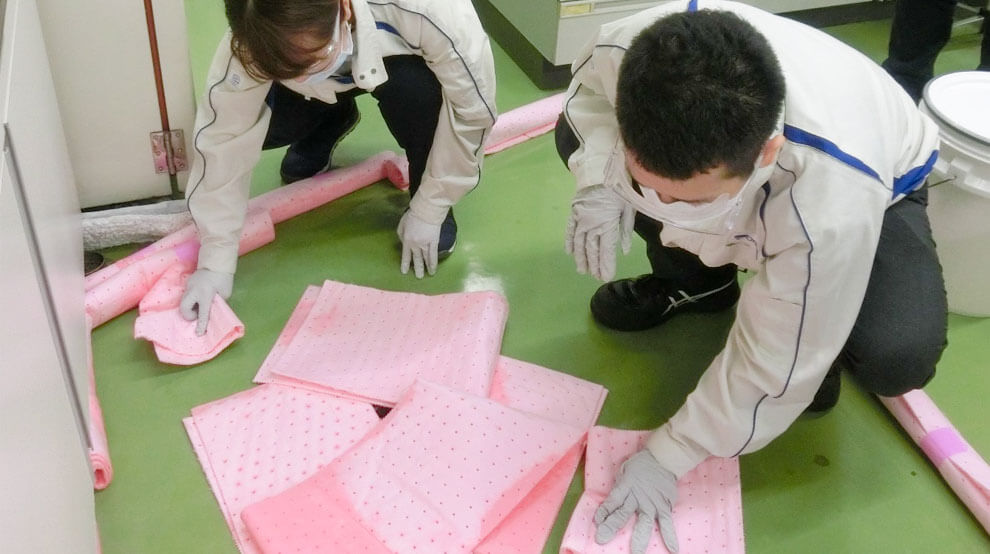 薬液瓶の転倒による薬液の飛散を想定した訓練