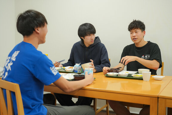 男子寮での夕食風景